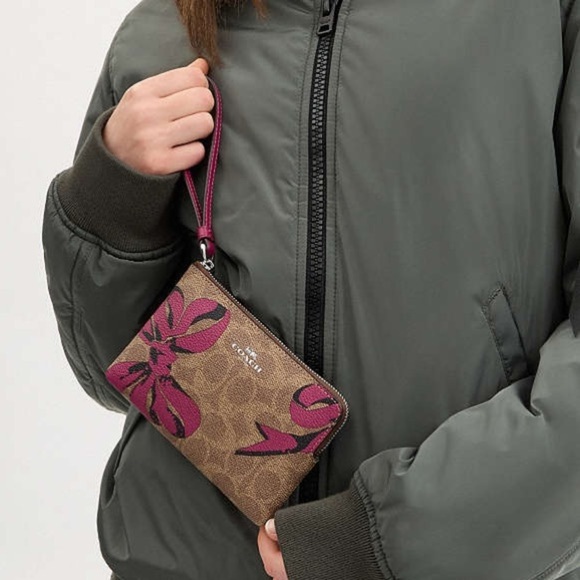 New COACH Corner Zip Wristlet In Signature Canvas With Bow Print - Picture 1 of 7